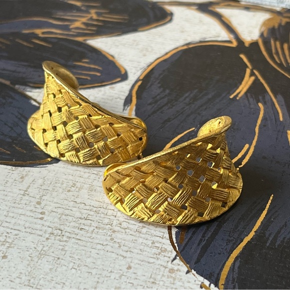 Elegant Gold Woven Earrings - Picture 3 of 11
